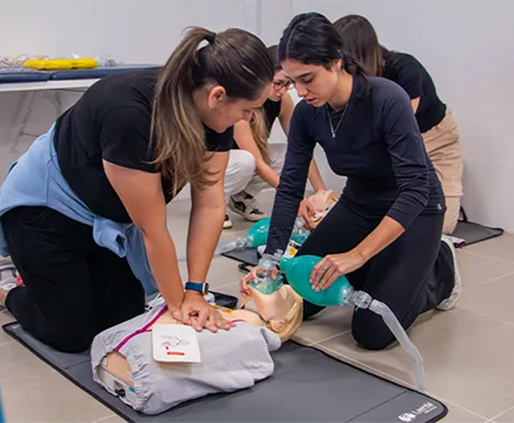 Treinamento de RCP com alunos de medicina